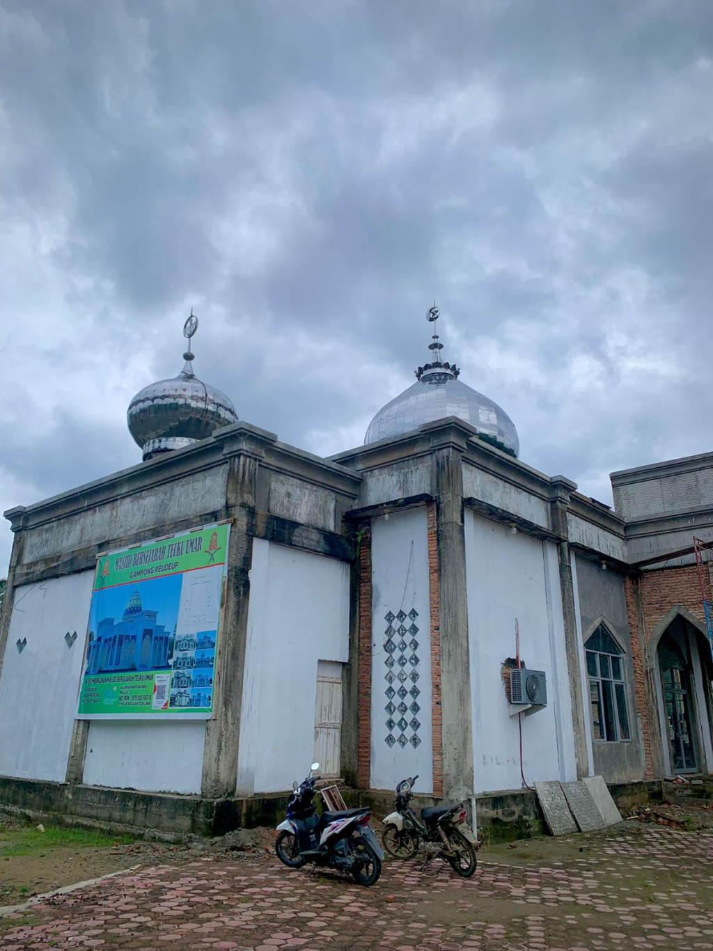 Masjid bersejarah yang kayu pikul jenazah Teuku Umar diganti disini untuk mengecoh Belanda. 